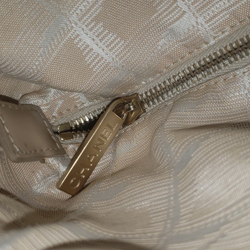 Chanel Travel Monogram Shoulderbag - Picture 7 of 17